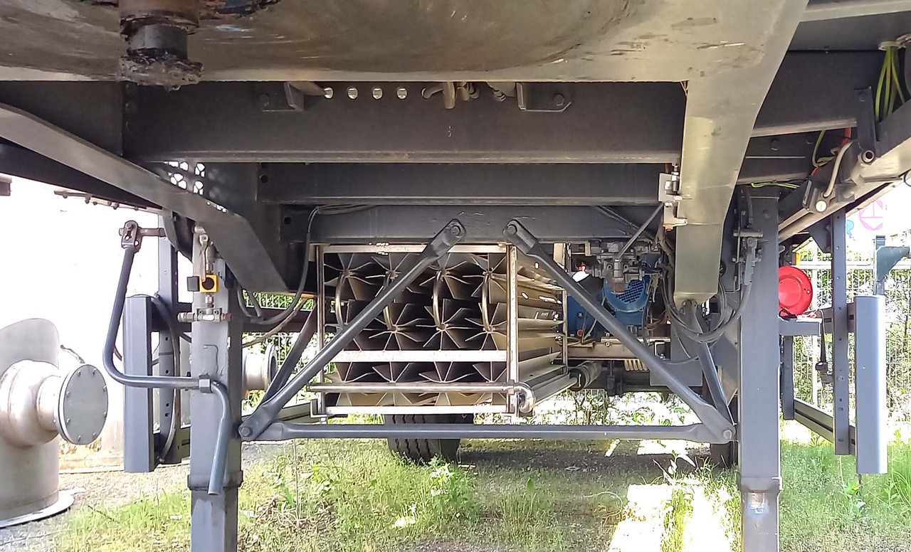 Poluprikolica cisterna Messer Griesheim Gas tank semi-trailer used for LNG/CNG mobile filling station Methan Gas Cryogenic: slika 21 Poluprikolica cisterna Messer Griesheim Gas tank semi-trailer used for LNG/CNG mobile filling station Methan Gas Cryogenic: slika 21