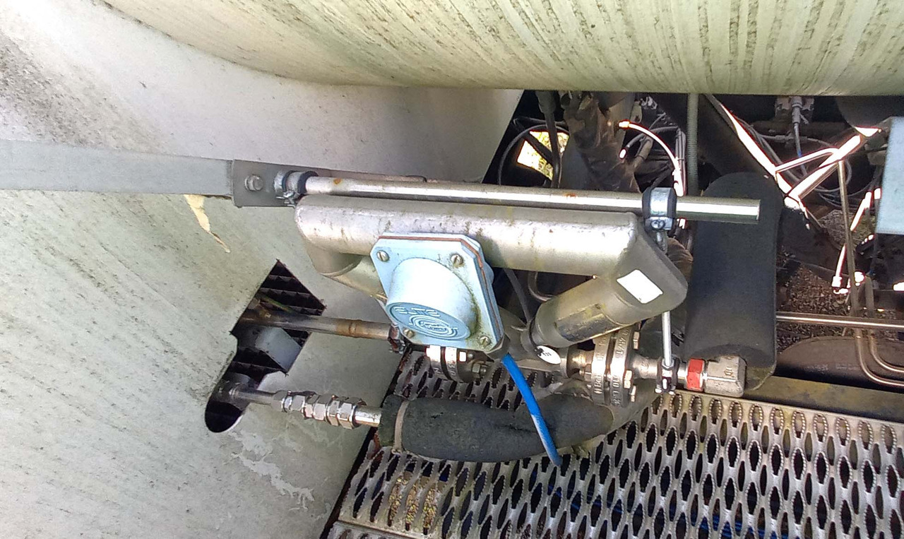 Poluprikolica cisterna Messer Griesheim Gas tank semi-trailer used for LNG/CNG mobile filling station Methan Gas Cryogenic: slika 16 Poluprikolica cisterna Messer Griesheim Gas tank semi-trailer used for LNG/CNG mobile filling station Methan Gas Cryogenic: slika 16