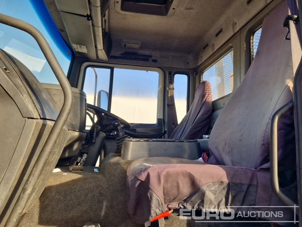 Kamion sa tovarnim sandukom za prevoz teških mašina 2005 Volvo FL220: slika 41