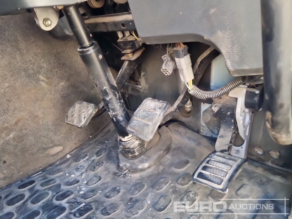 Kamion sa tovarnim sandukom za prevoz teških mašina 2005 Volvo FL220: slika 36