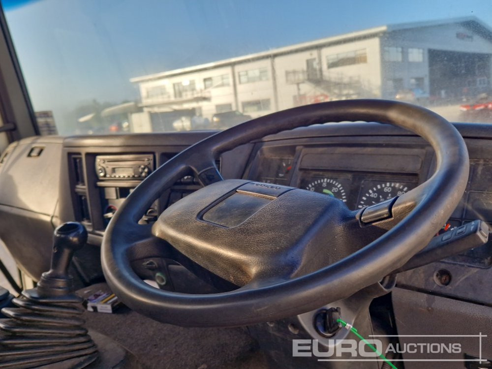 Kamion sa tovarnim sandukom za prevoz teških mašina 2005 Volvo FL220: slika 37