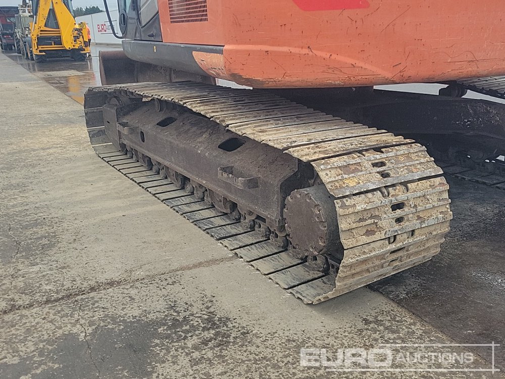 Bager guseničar 2017 Hitachi ZX225USRLC-6: slika 12