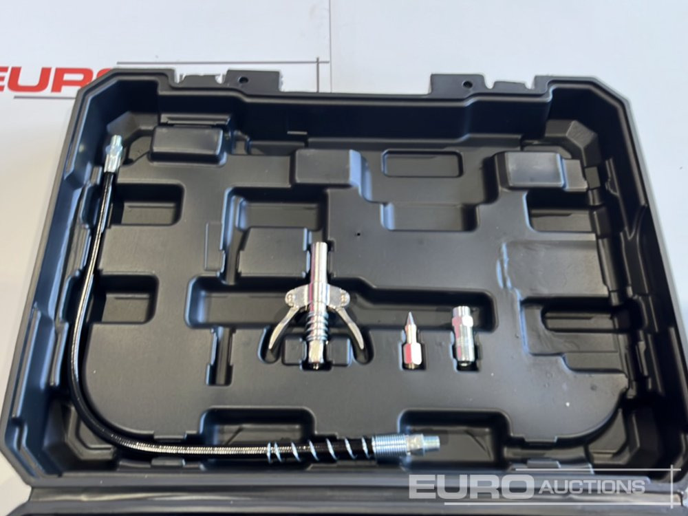 Boss 21 Volt Lithium Battery Cordless Grease Gun, 2 Batteries, Charger, Case, Shoulder Strap, Extension Pieces and Fittings - Građevinska oprema: slika 3 Boss 21 Volt Lithium Battery Cordless Grease Gun, 2 Batteries, Charger, Case, Shoulder Strap, Extension Pieces and Fittings - Građevinska oprema: slika 3