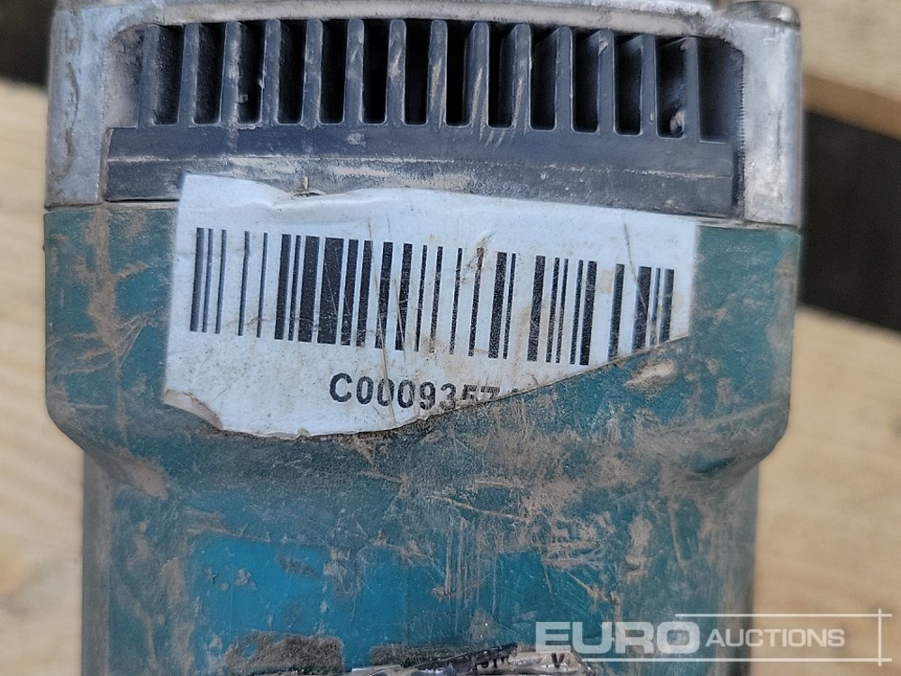 Građevinska oprema Makita 110Volt Cut Off Saw, Belt Sander, Grinder (2 of), Reciprocating Saw (2 of), Hammer Drill, Screwdriver: slika 30