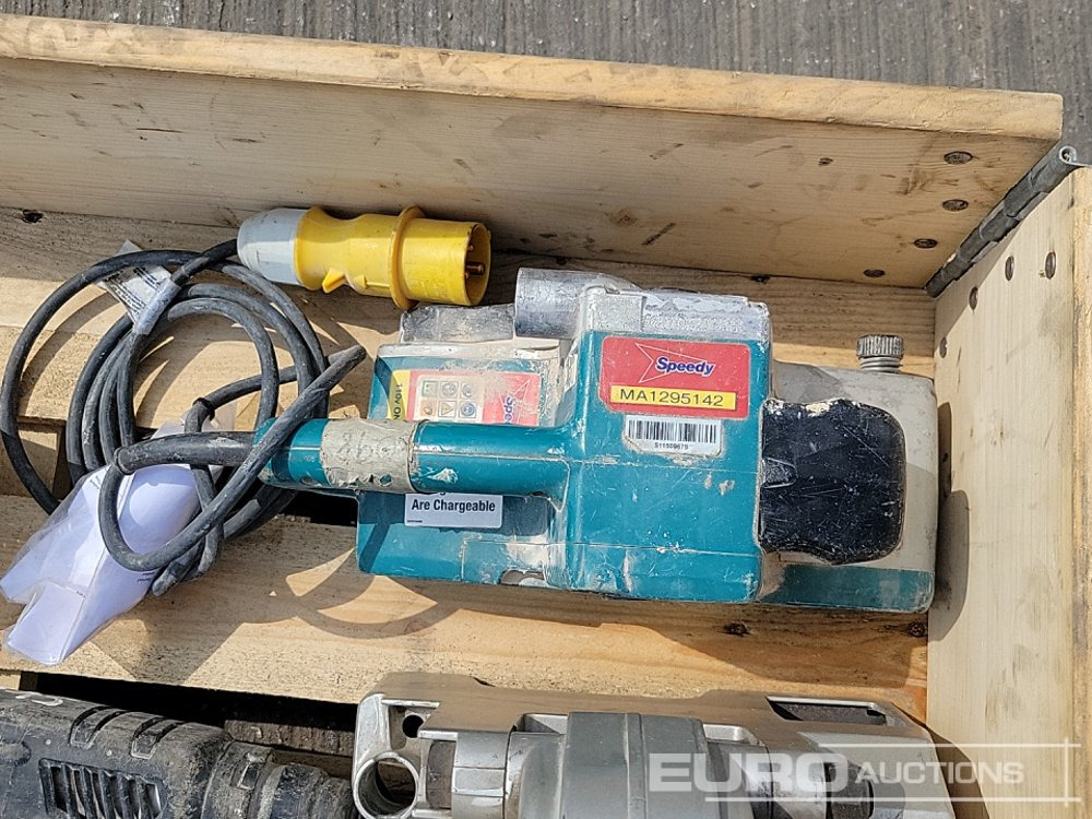 Građevinska oprema Makita 110Volt Cut Off Saw, Belt Sander, Grinder (2 of), Reciprocating Saw (2 of), Hammer Drill, Screwdriver: slika 12