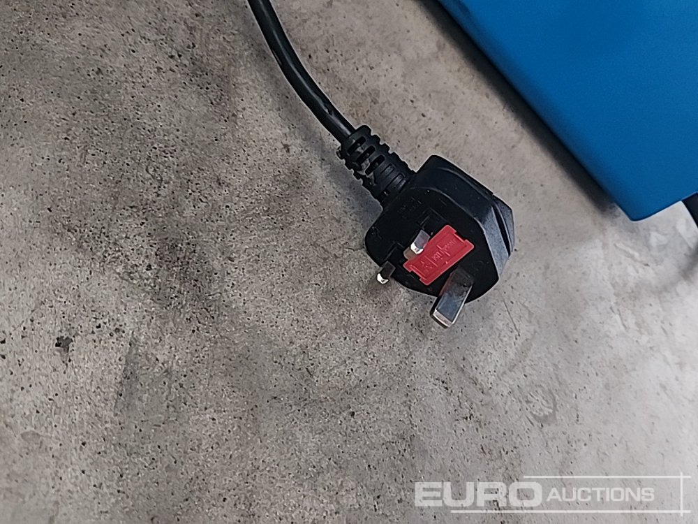 Гаражна опрема Maranello 530 12/24 Volt Battery Charger & Neilsen 3500W Power Inverter (2 of): slika 11 Гаражна опрема Maranello 530 12/24 Volt Battery Charger & Neilsen 3500W Power Inverter (2 of): slika 11