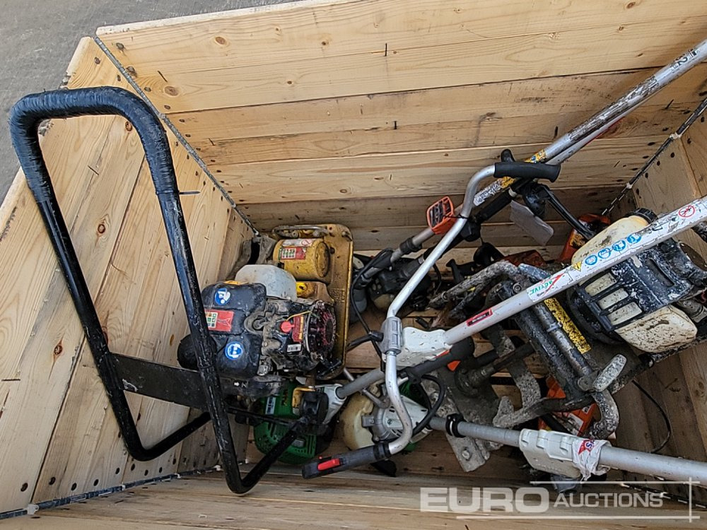 Petrol Strimmer (4 of), Petrol Compaction Plate, Petrol Concrete Screed Drive Unit, Petrol Chainsaw (Body Only) (3 of) - Građevinska oprema: slika 2 Petrol Strimmer (4 of), Petrol Compaction Plate, Petrol Concrete Screed Drive Unit, Petrol Chainsaw (Body Only) (3 of) - Građevinska oprema: slika 2