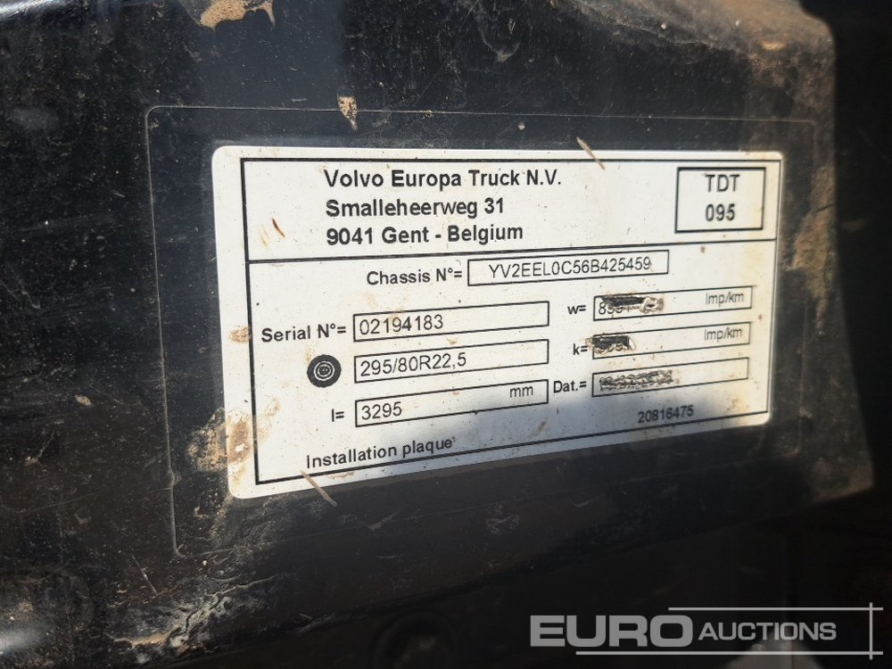 Kamion sa tovarnim sandukom za prevoz teških mašina Volvo FL220: slika 45