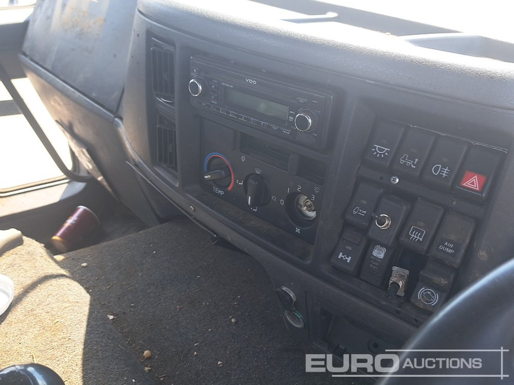Kamion sa tovarnim sandukom za prevoz teških mašina Volvo FL220: slika 38