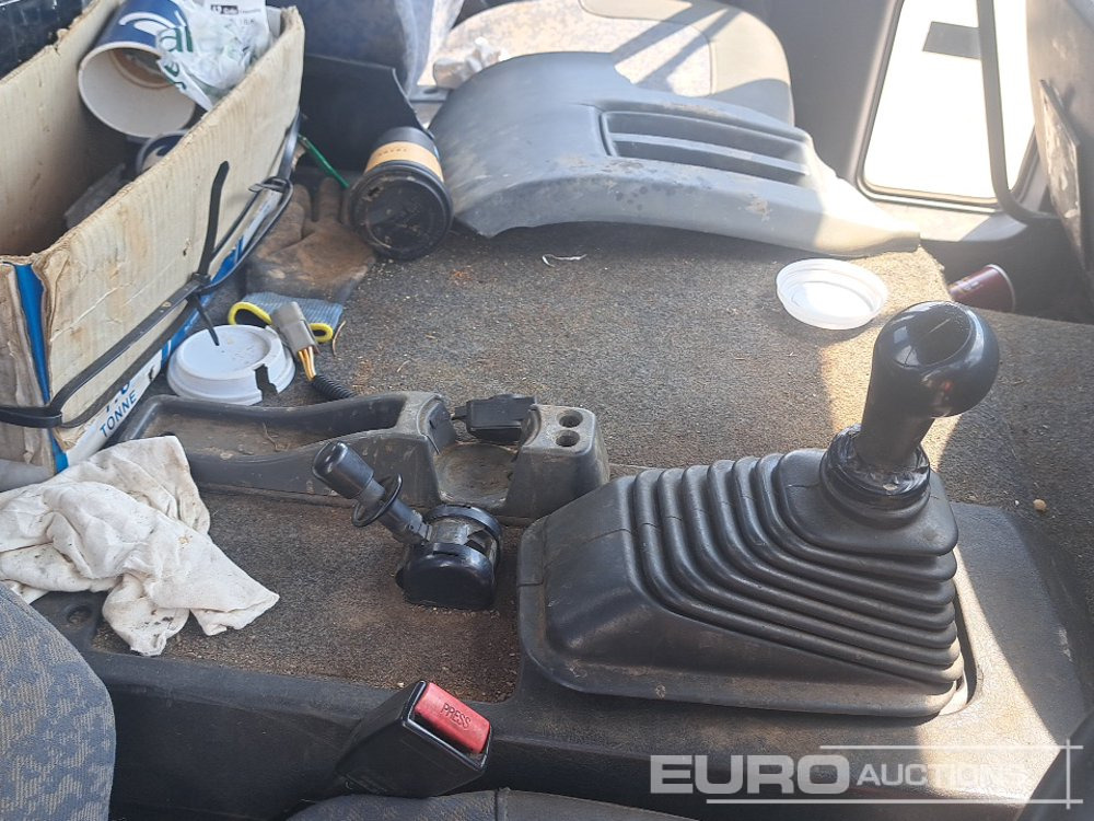 Kamion sa tovarnim sandukom za prevoz teških mašina Volvo FL220: slika 39
