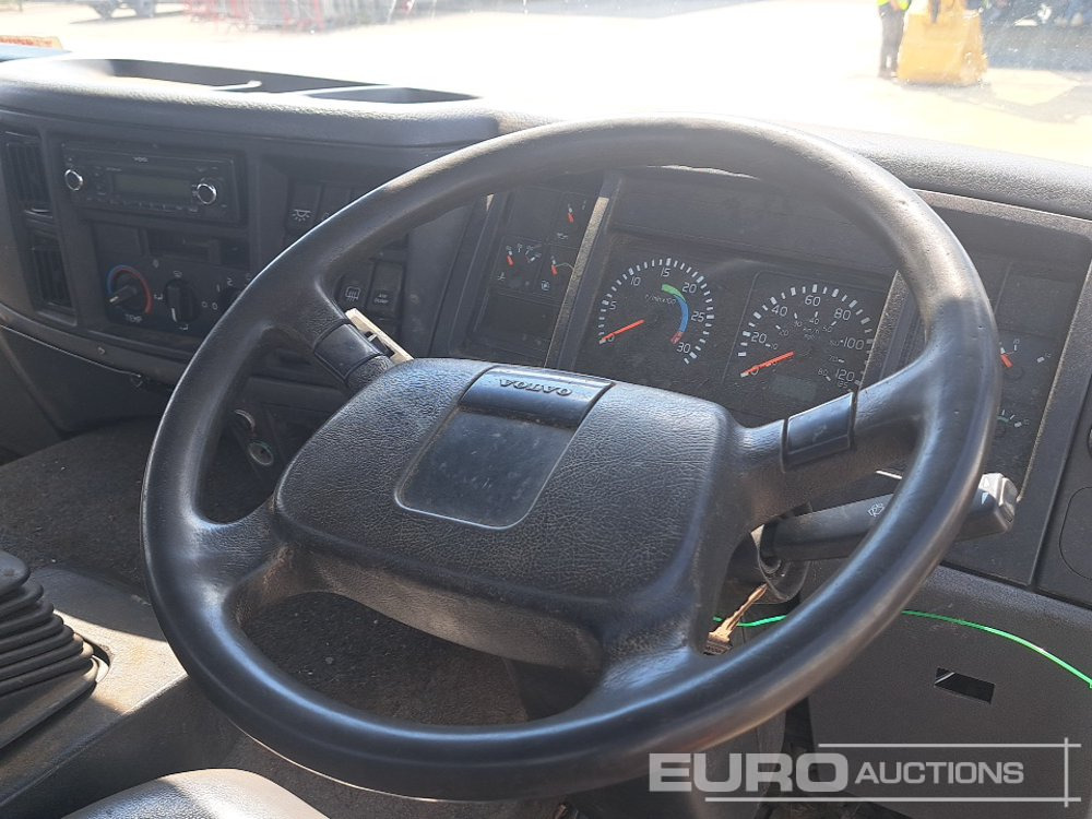 Kamion sa tovarnim sandukom za prevoz teških mašina Volvo FL220: slika 35