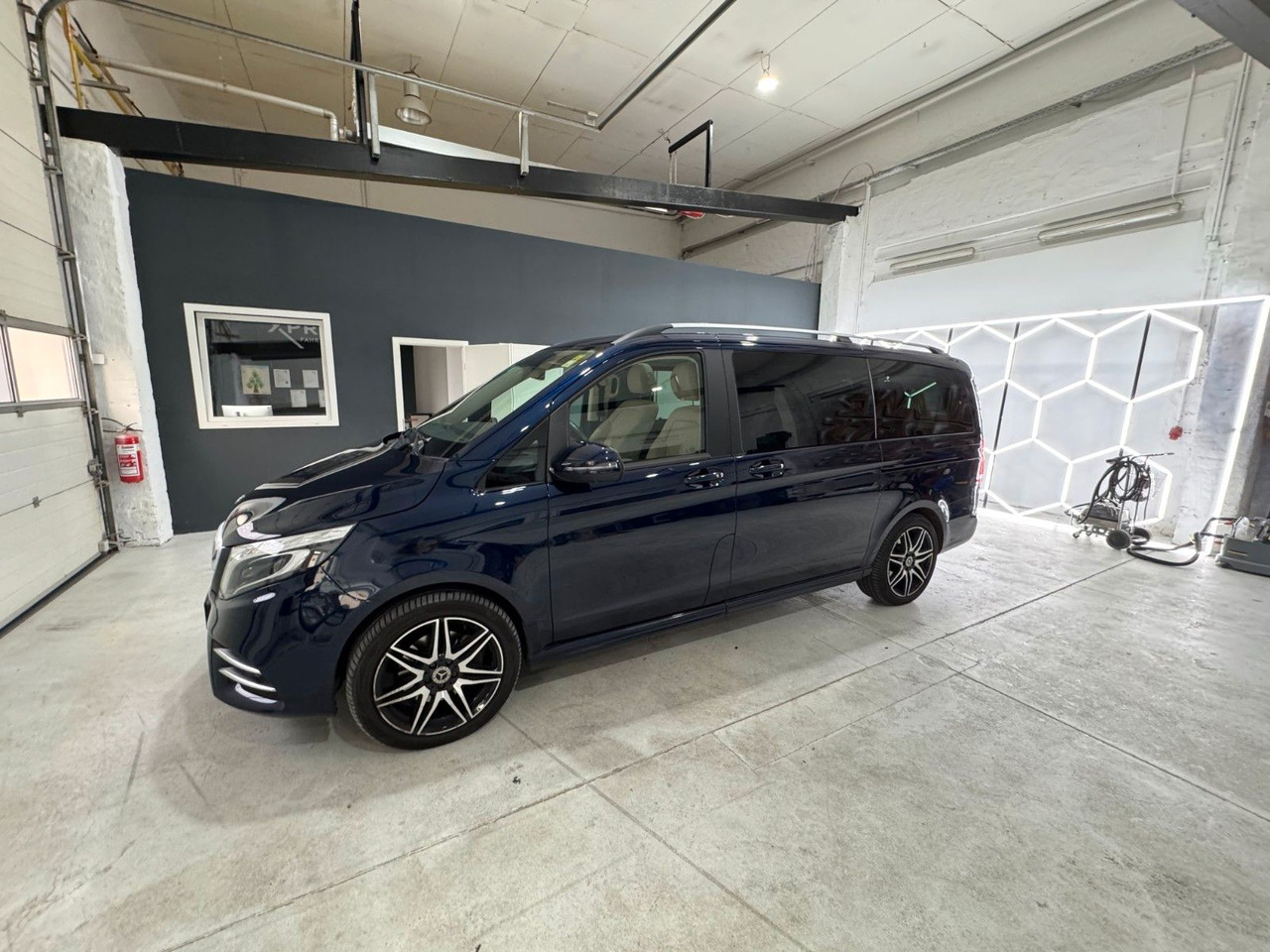 Mercedes-Benz V 300/AMG/EXCLUSIVE/LANG/4MATIC/STDHZG - Putnički kombi: slika 3 Mercedes-Benz V 300/AMG/EXCLUSIVE/LANG/4MATIC/STDHZG - Putnički kombi: slika 3