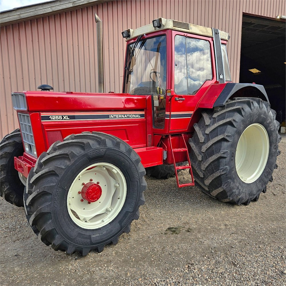 CASE IH 1255 XL - Traktor: slika 1 CASE IH 1255 XL - Traktor: slika 1
