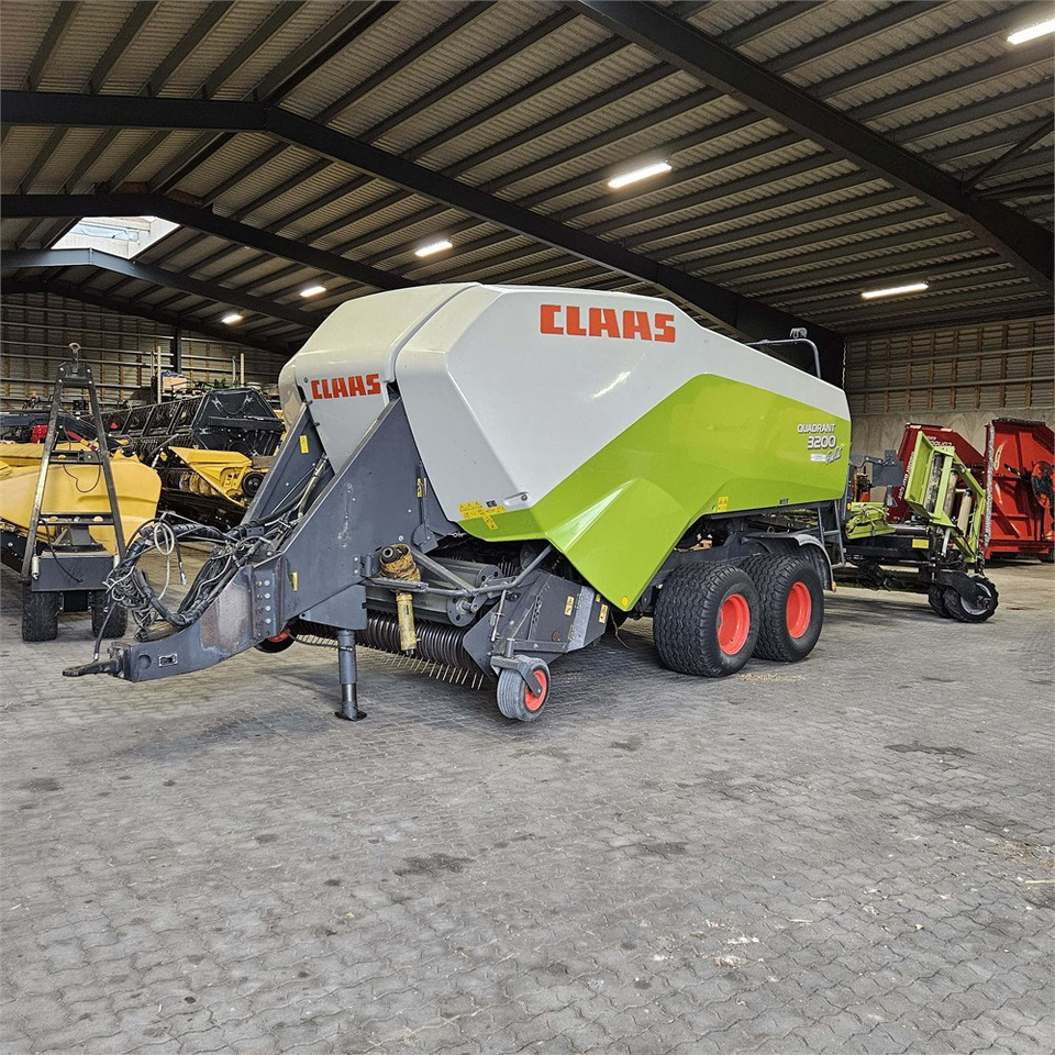 Claas QUADRANT 3200 FC - Oprema za prevrtanje i razlaganje: slika 1 Claas QUADRANT 3200 FC - Oprema za prevrtanje i razlaganje: slika 1