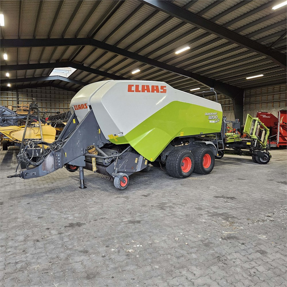 Claas QUADRANT 3200 FC - Oprema za prevrtanje i razlaganje: slika 2 Claas QUADRANT 3200 FC - Oprema za prevrtanje i razlaganje: slika 2
