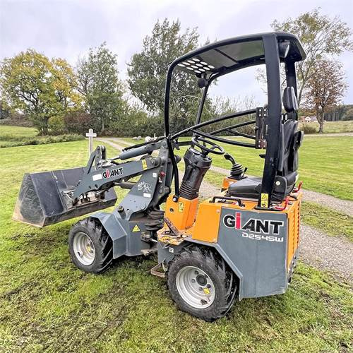 Giant D254SW - Mini utovarivač: slika 3 Giant D254SW - Mini utovarivač: slika 3