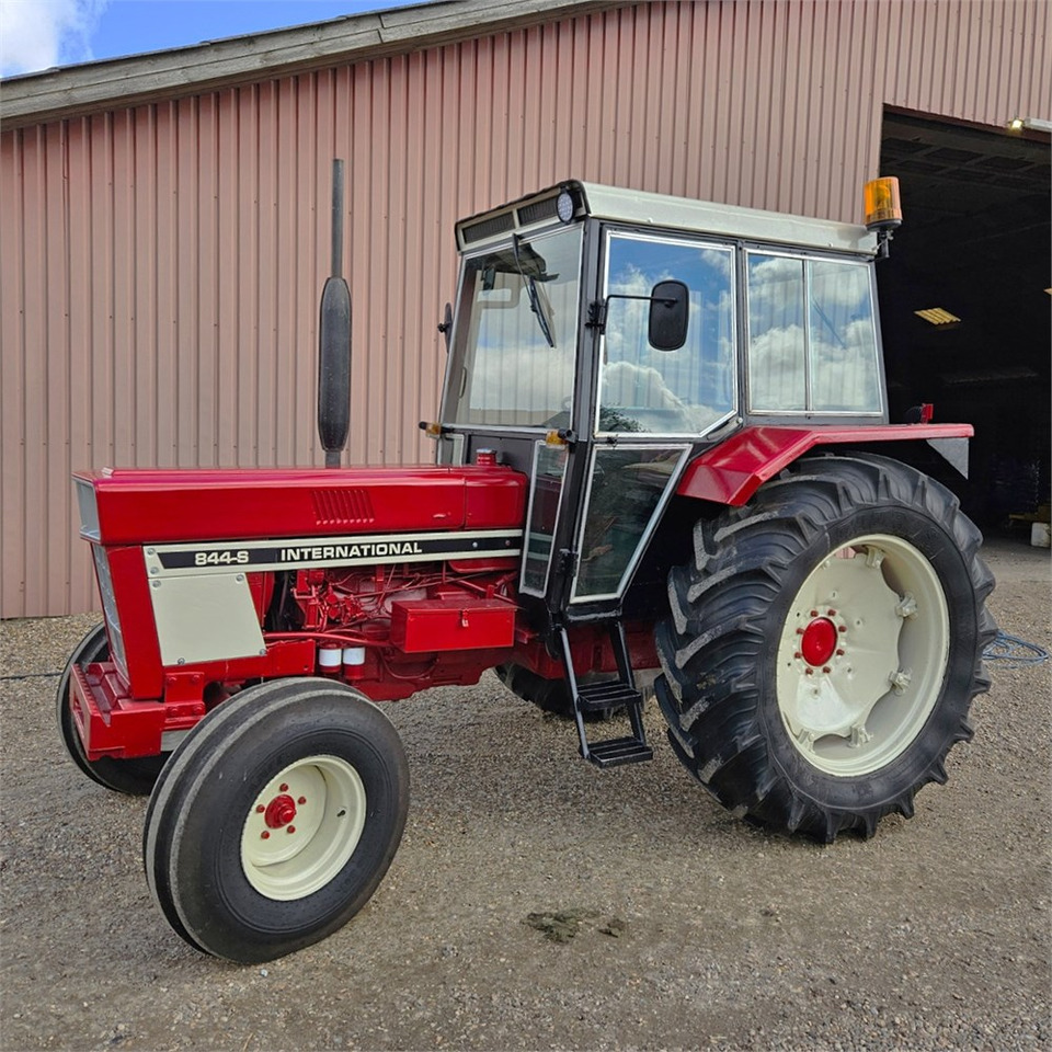 IH 844 S - Traktor: slika 1 IH 844 S - Traktor: slika 1
