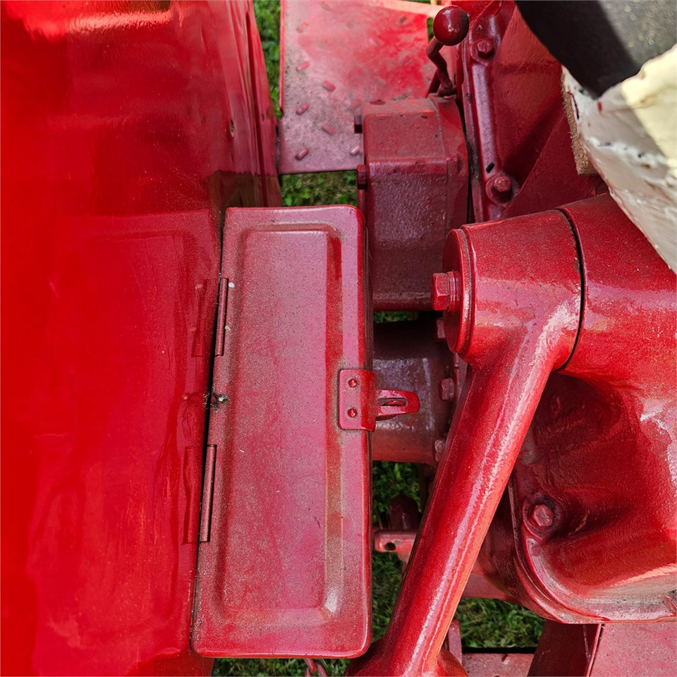 Traktor IH B-275: slika 23 Traktor IH B-275: slika 23