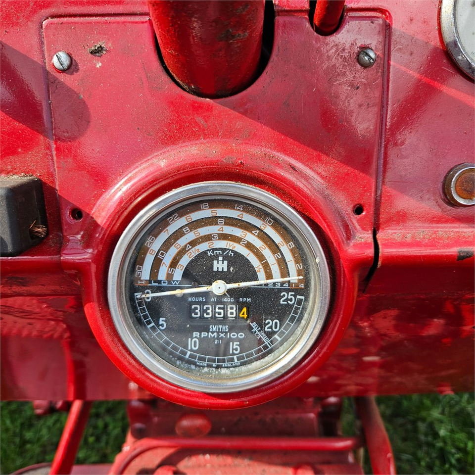 Traktor IH B-275: slika 15 Traktor IH B-275: slika 15