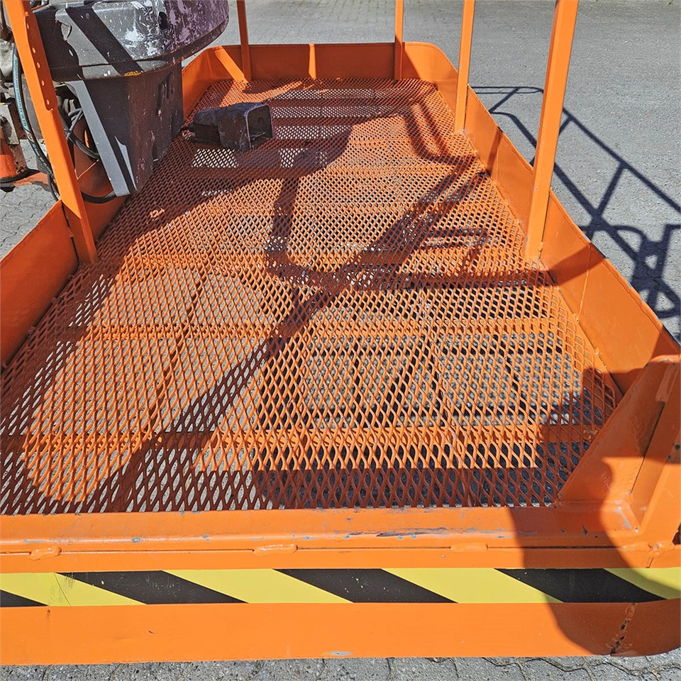 Zglobna platforma JLG 1250 AJP: slika 12