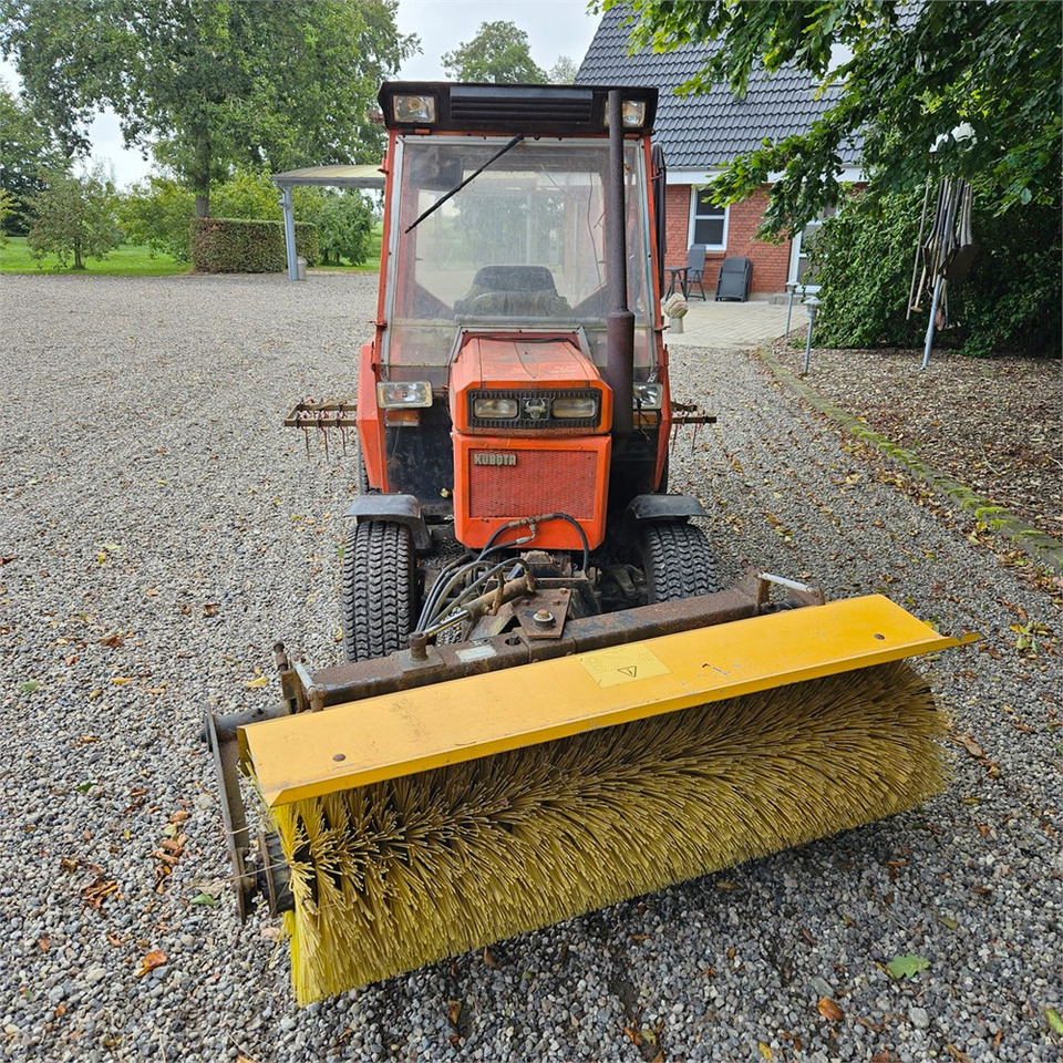 Kubota B8200 - Komunalni traktor: slika 3 Kubota B8200 - Komunalni traktor: slika 3