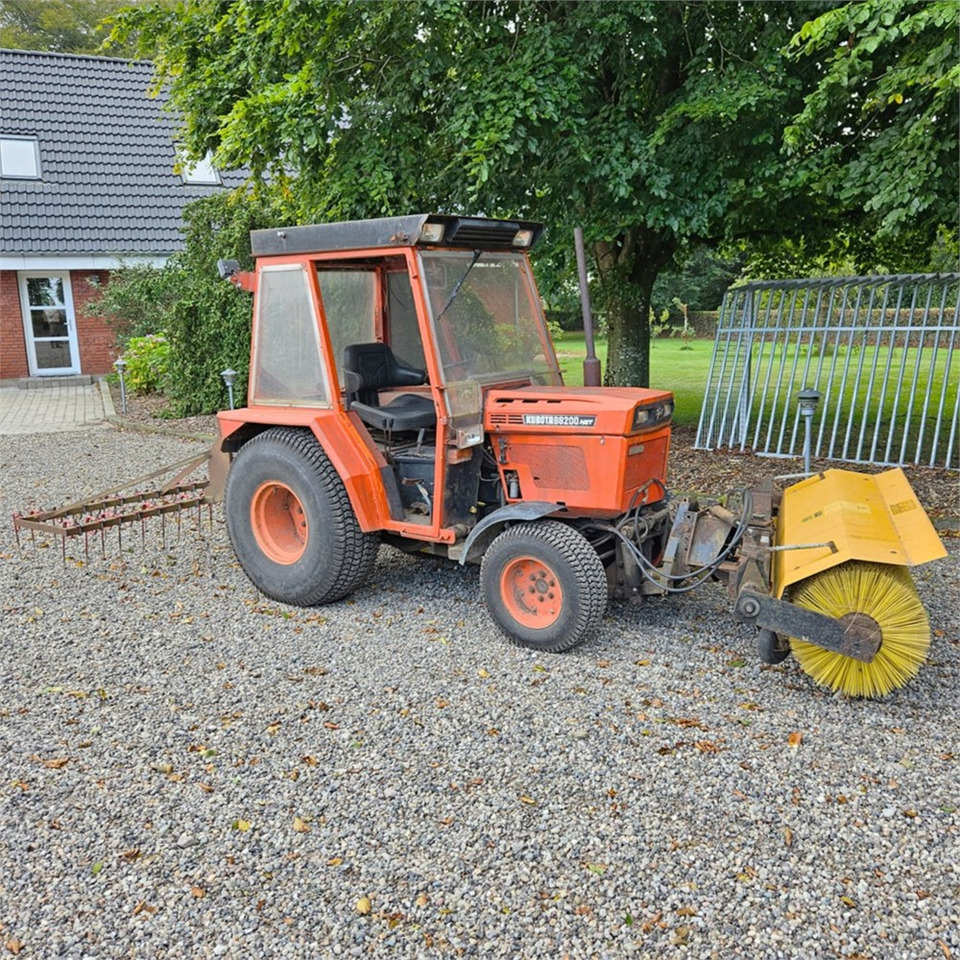 Kubota B8200 - Komunalni traktor: slika 1 Kubota B8200 - Komunalni traktor: slika 1