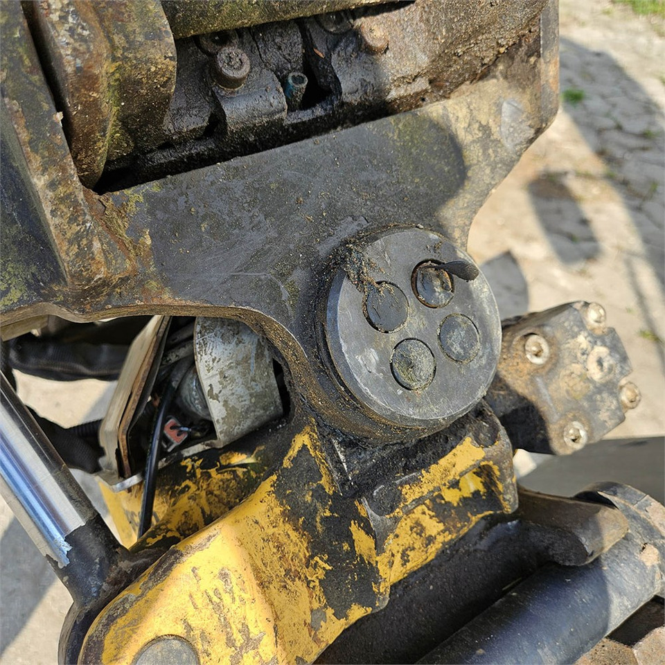 Mini bager New Holland E26C: slika 31
