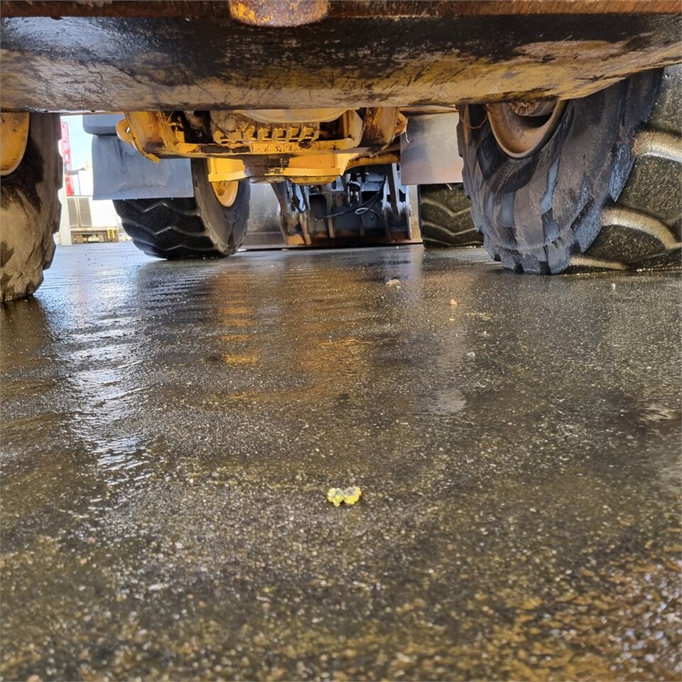 Utovarivač točkaš Volvo L150G: slika 28