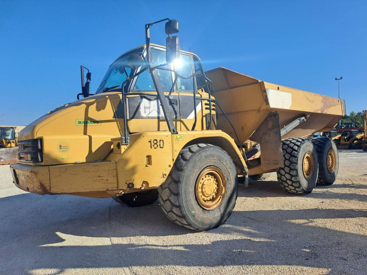 CAT 730 - Zglobni kiper: slika 1 CAT 730 - Zglobni kiper: slika 1