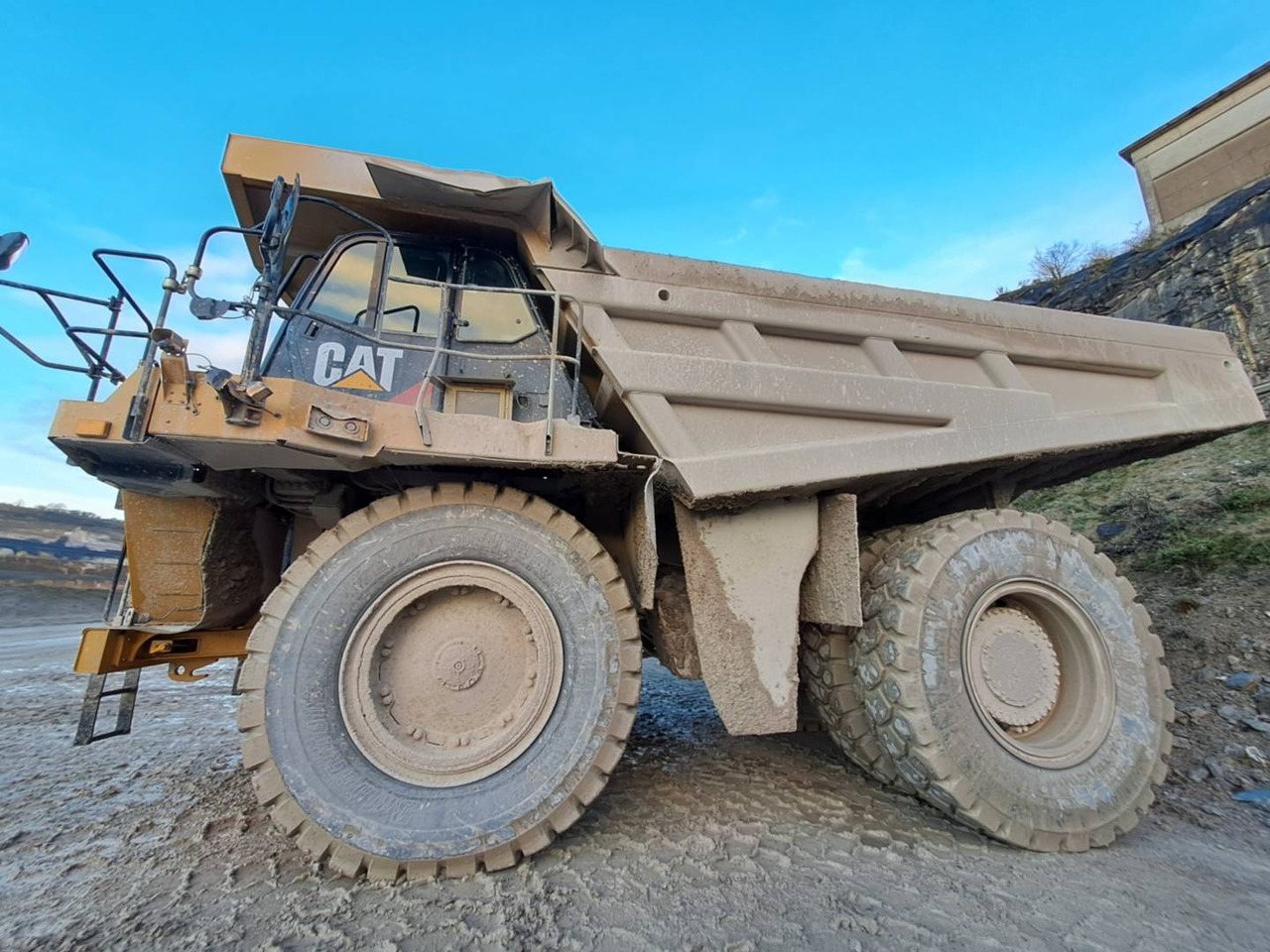 CAT 777G - Kiper sa krutom šasijom/ Kiper za kamen: slika 1 CAT 777G - Kiper sa krutom šasijom/ Kiper za kamen: slika 1