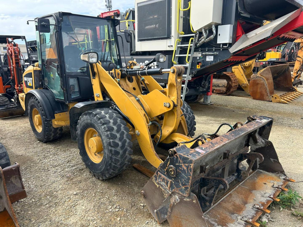 CAT 906M - Utovarivač točkaš: slika 2 CAT 906M - Utovarivač točkaš: slika 2