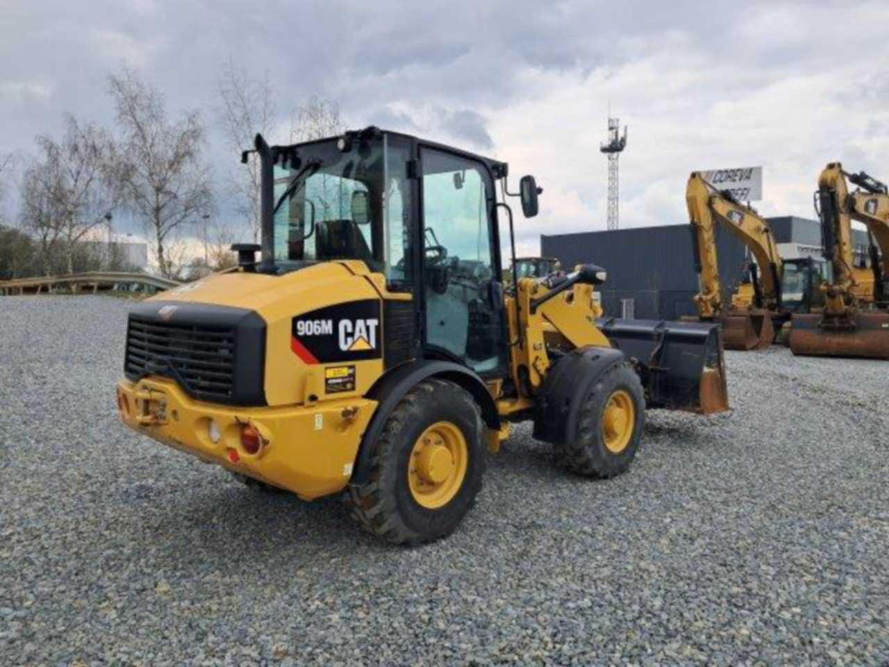 Utovarivač točkaš CAT 906M: slika 13
