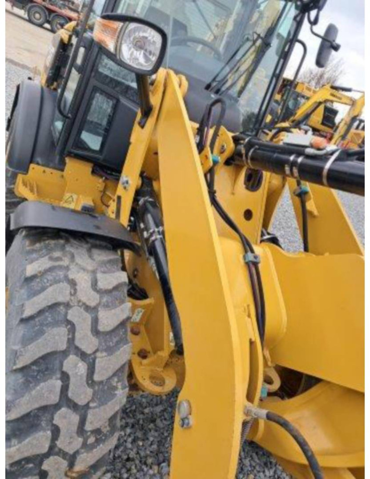 Utovarivač točkaš CAT 906M: slika 21