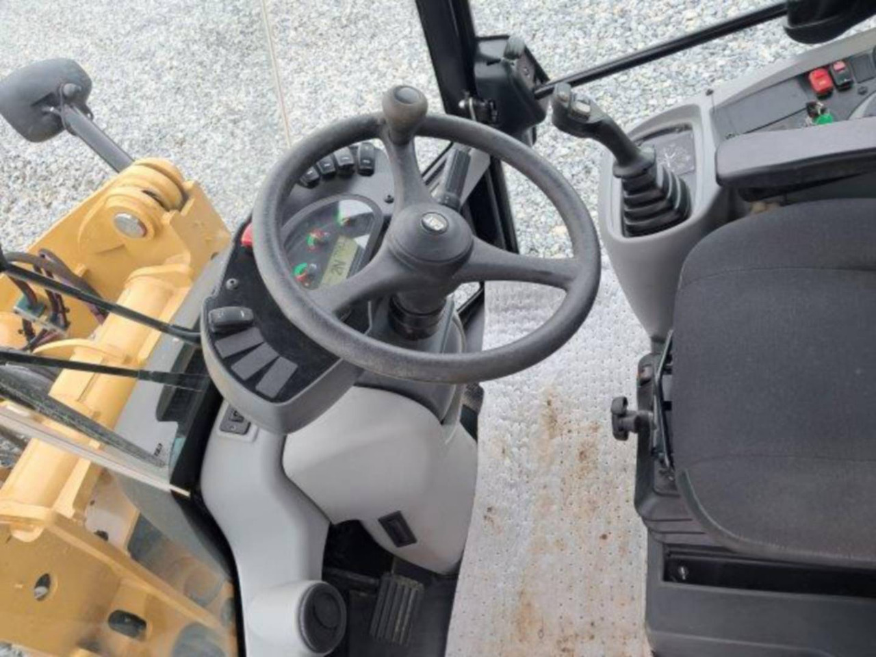 Utovarivač točkaš CAT 906M: slika 14