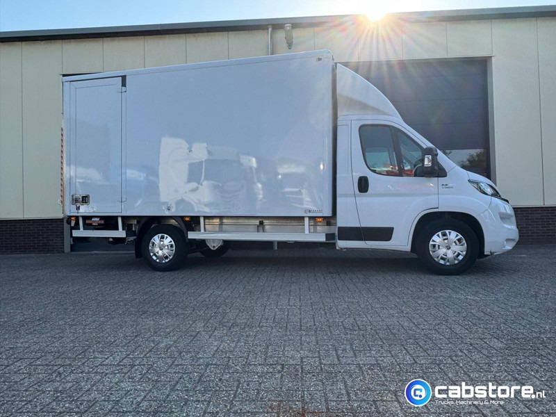 Fiat Ducato 2.3 Multijet 160 Pk Euro 6 - Bouwjaar 2021 - Handgeschakeld 6 speed - Airco - 3 zitplaatsen - Laadklep - Kamion sa zatvorenim sandukom: slika 5 Fiat Ducato 2.3 Multijet 160 Pk Euro 6 - Bouwjaar 2021 - Handgeschakeld 6 speed - Airco - 3 zitplaatsen - Laadklep - Kamion sa zatvorenim sandukom: slika 5