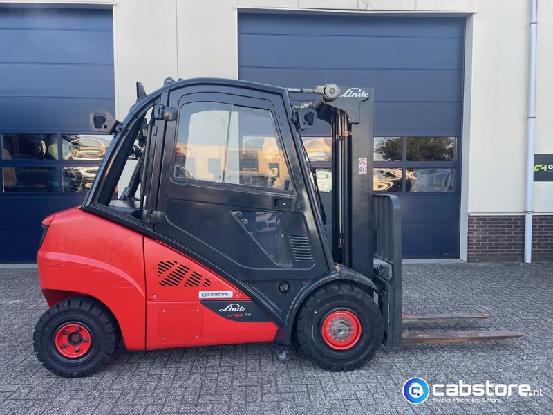 Linde H35D-02 Heftruck - Bouwjaar 2013 - Draaiuren 6892 - Diesel - Side Shift - Freelift - Doorrij hoogte 217 cm !! - Dizel viljuškar: slika 3 Linde H35D-02 Heftruck - Bouwjaar 2013 - Draaiuren 6892 - Diesel - Side Shift - Freelift - Doorrij hoogte 217 cm !! - Dizel viljuškar: slika 3