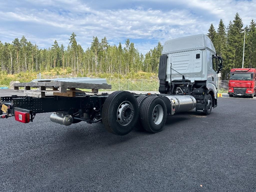 Iveco S-Way AS26S50 NP 2xLNG 6x2*4 - Kamion sa golom šasijom i zatvorenom kabinom: slika 4 Iveco S-Way AS26S50 NP 2xLNG 6x2*4 - Kamion sa golom šasijom i zatvorenom kabinom: slika 4