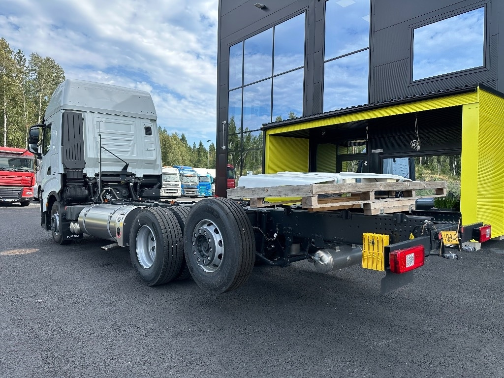 Iveco S-Way AS26S50 NP 2xLNG 6x2*4 - Kamion sa golom šasijom i zatvorenom kabinom: slika 5 Iveco S-Way AS26S50 NP 2xLNG 6x2*4 - Kamion sa golom šasijom i zatvorenom kabinom: slika 5