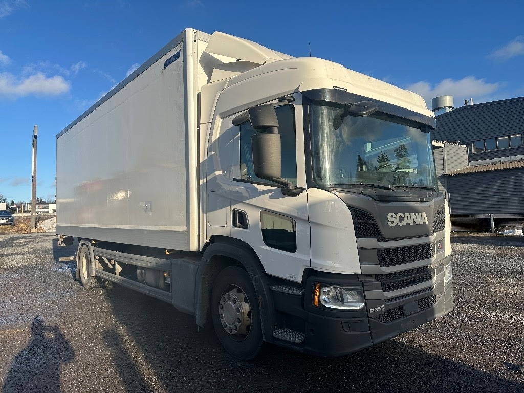 Scania P250 - Kamion sa zatvorenim sandukom: slika 2 Scania P250 - Kamion sa zatvorenim sandukom: slika 2