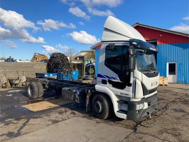 Iveco Eurocargo 120-250 - Kamion sa golom šasijom i zatvorenom kabinom: slika 1 Iveco Eurocargo 120-250 - Kamion sa golom šasijom i zatvorenom kabinom: slika 1