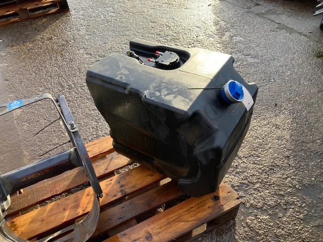 Scania Reductant tank – Scania 2875486 - Rezervoar za AdBlue tečnost za Kamion: slika 2 Scania Reductant tank – Scania 2875486 - Rezervoar za AdBlue tečnost za Kamion: slika 2