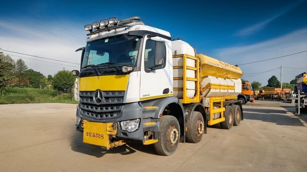 MERCEDES-BENZ AROCS 3243 8x4 | Euro 6 | Piaskarko Solarka Econ 12m³ - Vozilo za čišćenje snega: slika 1 MERCEDES-BENZ AROCS 3243 8x4 | Euro 6 | Piaskarko Solarka Econ 12m³ - Vozilo za čišćenje snega: slika 1