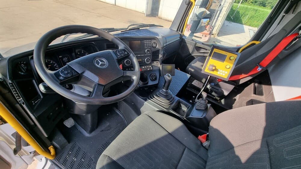 MERCEDES-BENZ AROCS 3243 8x4 | Euro 6 | Piaskarko Solarka Econ 12m³ - Vozilo za čišćenje snega: slika 3 MERCEDES-BENZ AROCS 3243 8x4 | Euro 6 | Piaskarko Solarka Econ 12m³ - Vozilo za čišćenje snega: slika 3