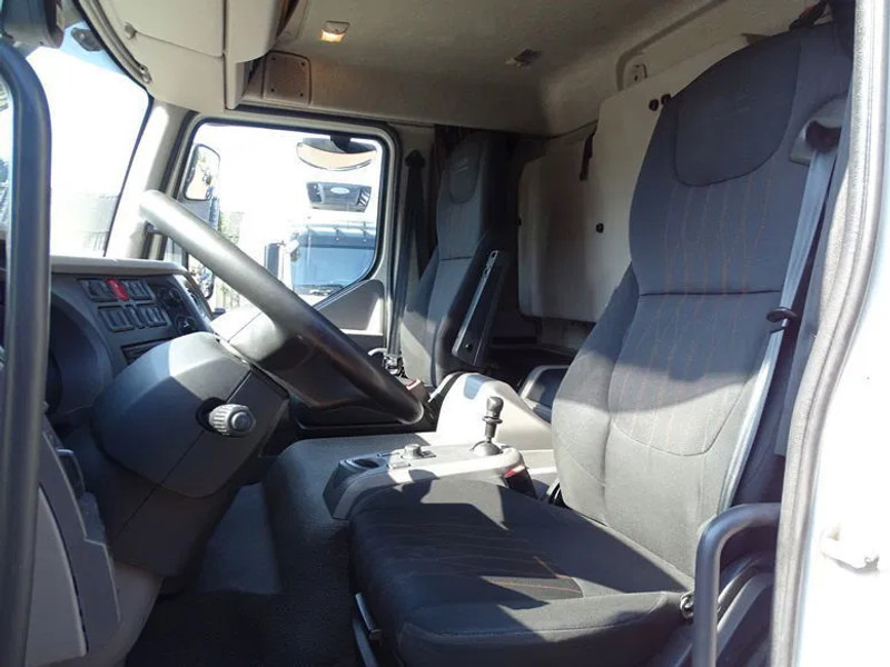 DAF LF 260 16 TON SLEEPER BOX 720X250X244 LBW 1.5 T - Kamion sa zatvorenim sandukom: slika 4 DAF LF 260 16 TON SLEEPER BOX 720X250X244 LBW 1.5 T - Kamion sa zatvorenim sandukom: slika 4