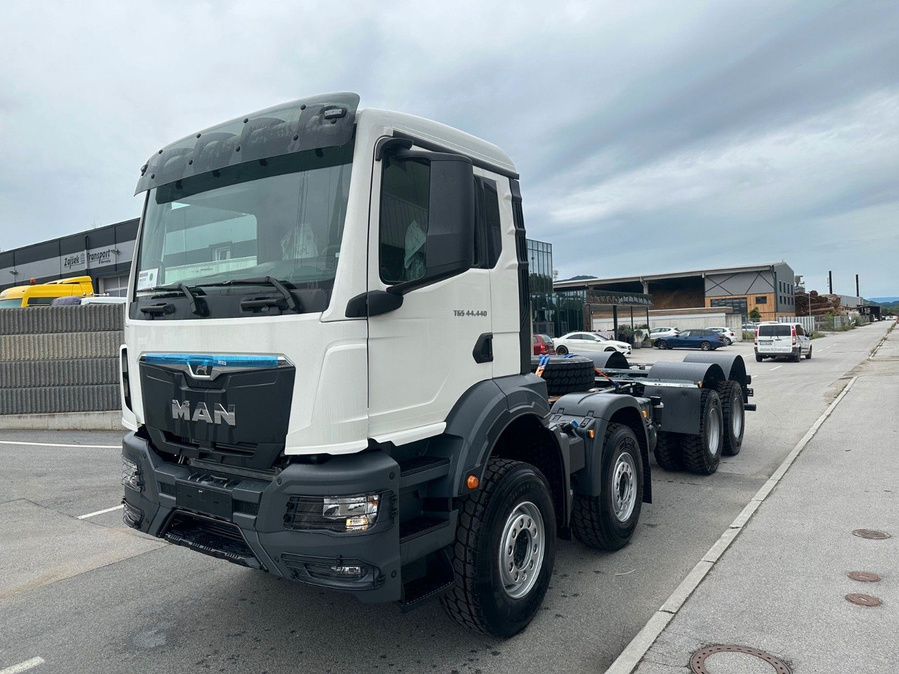 MAN 41.440 8X4 BB CH - Kamion sa golom šasijom i zatvorenom kabinom: slika 2 MAN 41.440 8X4 BB CH - Kamion sa golom šasijom i zatvorenom kabinom: slika 2