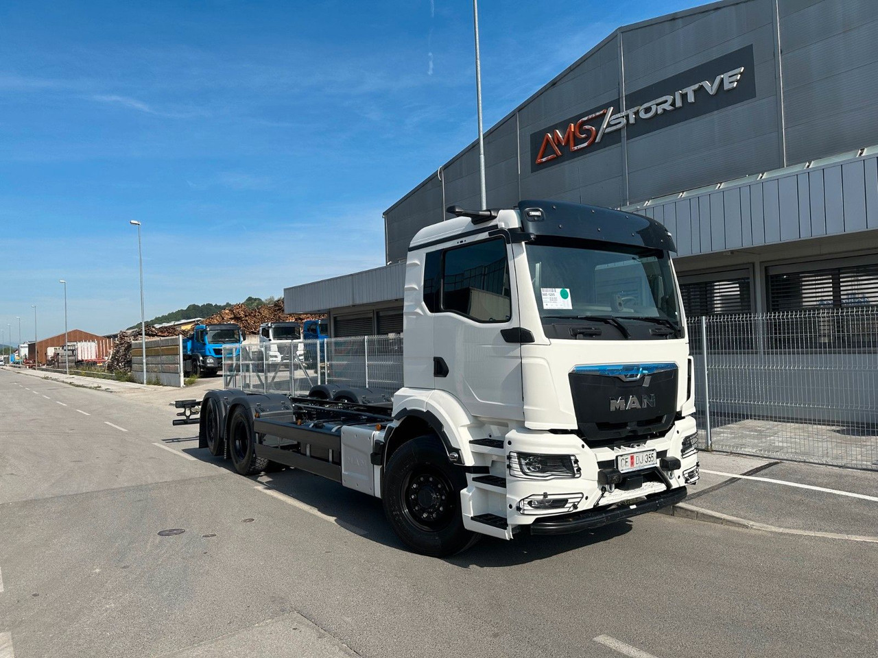 MAN TGS 26.520 6X2H-4BL Lenk-Lift 2xNebenantrieb - Kamion sa golom šasijom i zatvorenom kabinom: slika 1 MAN TGS 26.520 6X2H-4BL Lenk-Lift 2xNebenantrieb - Kamion sa golom šasijom i zatvorenom kabinom: slika 1