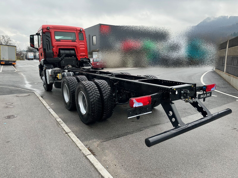 MAN TGS 33.400 6X4 BB CH - Kamion sa golom šasijom i zatvorenom kabinom: slika 4 MAN TGS 33.400 6X4 BB CH - Kamion sa golom šasijom i zatvorenom kabinom: slika 4