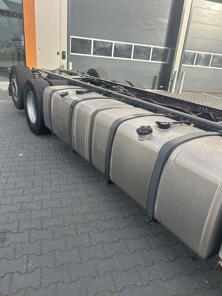 DAF XF 530 XF530 Super Space Cab FAR - Kamion sa golom šasijom i zatvorenom kabinom: slika 3 DAF XF 530 XF530 Super Space Cab FAR - Kamion sa golom šasijom i zatvorenom kabinom: slika 3