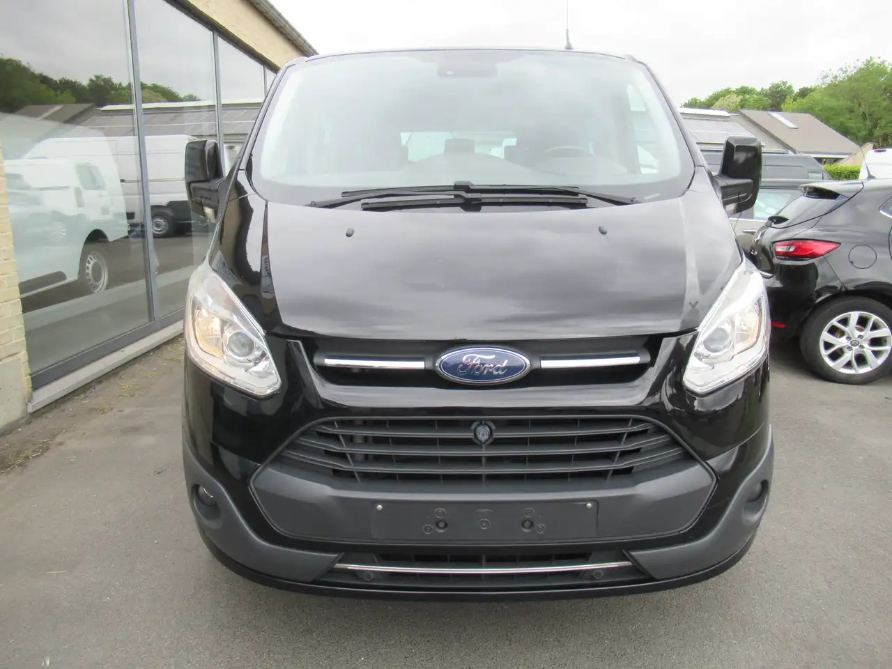 Ford Tourneo Custom 2.0 TDCi L2H1 - Putnički kombi: slika 3 Ford Tourneo Custom 2.0 TDCi L2H1 - Putnički kombi: slika 3