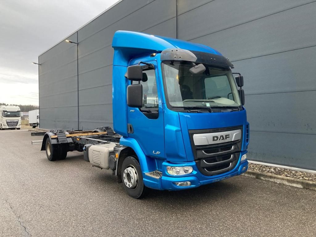 DAF LF 210 FA Standheizung / 5.00m Rd / 7.490kg DAF LF 210 FA Standheizung / 5.00m Rd / 7.490kg - Kamion sa golom šasijom i zatvorenom kabinom: slika 1 DAF LF 210 FA Standheizung / 5.00m Rd / 7.490kg DAF LF 210 FA Standheizung / 5.00m Rd / 7.490kg - Kamion sa golom šasijom i zatvorenom kabinom: slika 1